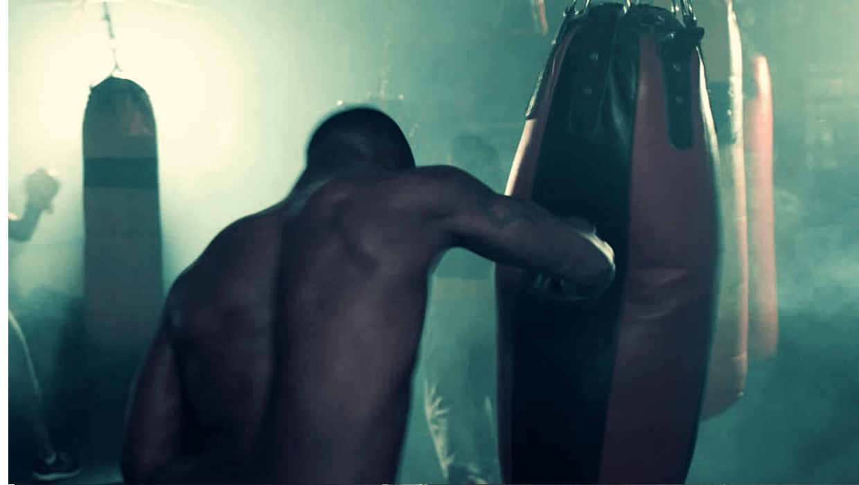 Boxeador Golpeando un Saco de Boxeo